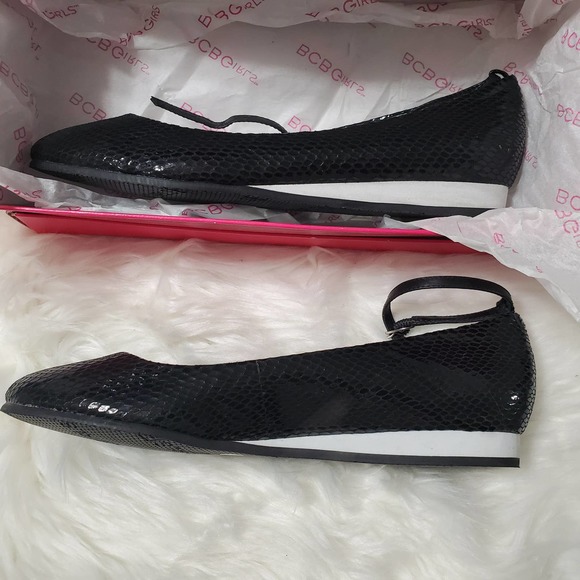 BCBG Vintage Snakeskin Flats NWOT - Picture 3 of 8